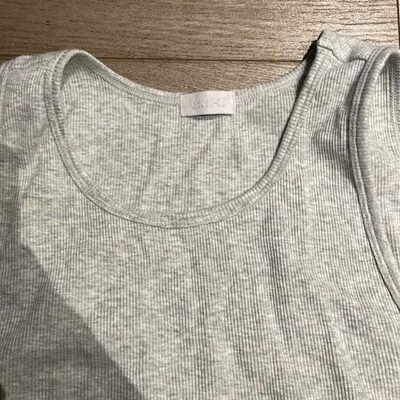 SKIMS Ribbed Boyfriend Tank Grey - Picture 6 of 6